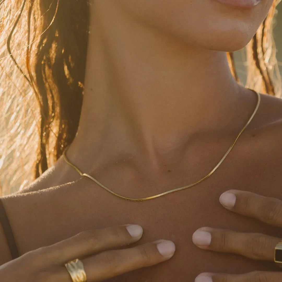Céleste | Firkantet choker i guld med slangemotiv