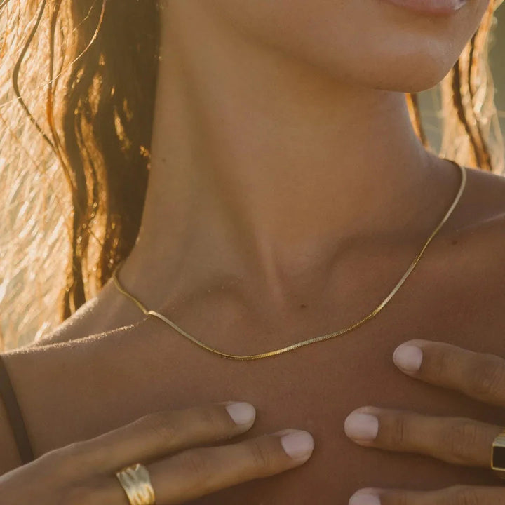 Céleste | Firkantet choker i guld med slangemotiv