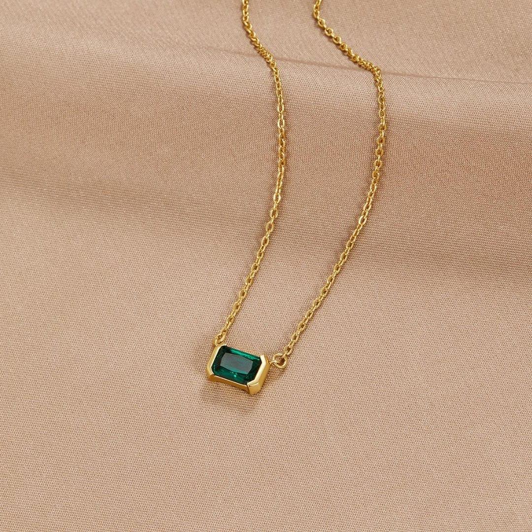 Fleur | Gylden halskæde med grøn smaragd