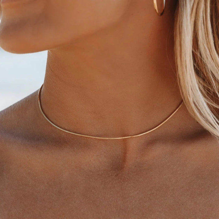 Céleste | Firkantet choker i guld med slangemotiv