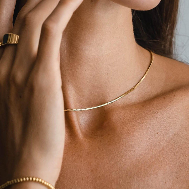 Céleste | Firkantet choker i guld med slangemotiv